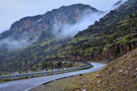 蜿蜒的道路穿过雾蒙蒙的山地，非常适合旅行爱好者