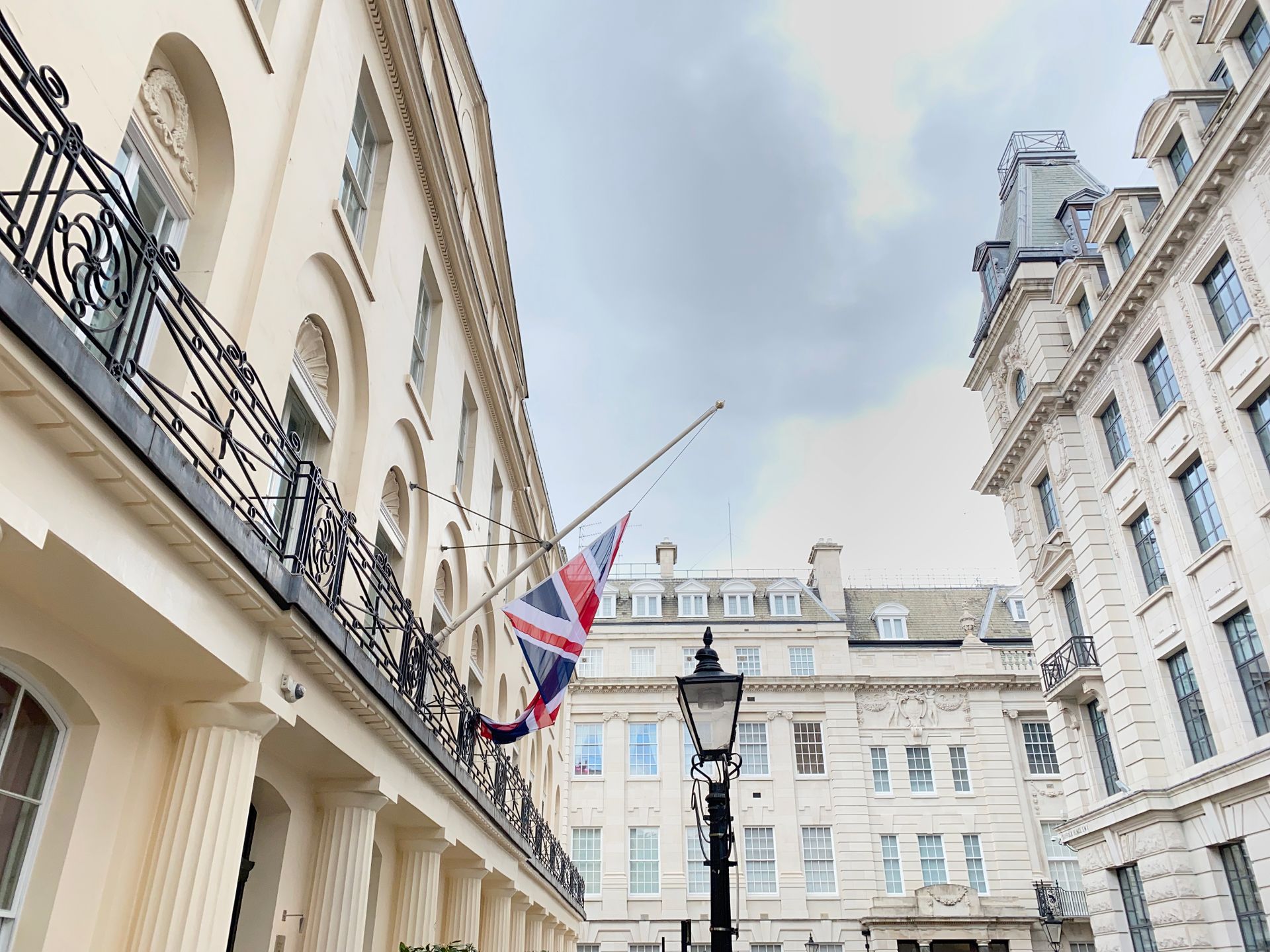 Londra'da Downing Street'in girişi