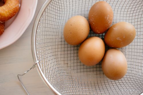 Free Top view of fresh brown eggs in a wire basket, ideal for cooking and baking themes. Stock Photo