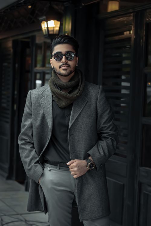 Free Portrait of a stylish man in London wearing fashionable clothing, conveying urban elegance. Stock Photo