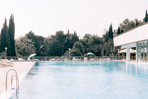 Sur La Piscine Au Sol