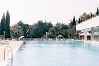 室外泳池区景色迷人，湖水清澈，是夏日阳光下放松身心、享受度假氛围的理想选择