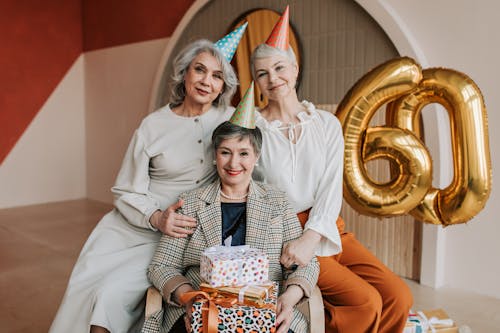 Darmowe zdjęcie z galerii z 60 urodziny, balony urodziny, czapki urodzinowe