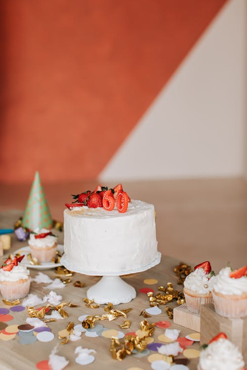 cupcake'ler, dikey atış, doğum günü içeren Ücretsiz stok fotoğraf