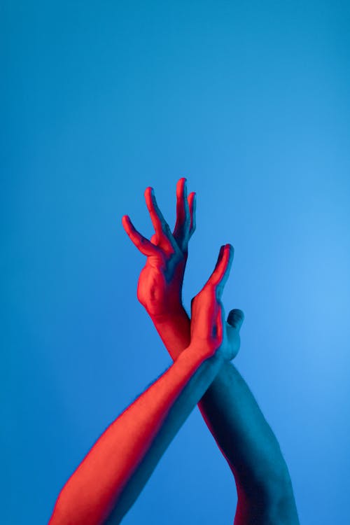 Fotobanka s bezplatnými fotkami na tému konceptuálny, modrá a červená, ruky