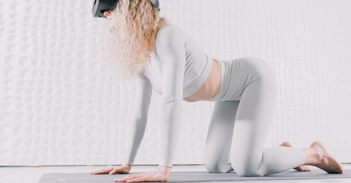 科技:Fly High Yoga 導入紅光溫療技術,卻讓傳統瑜伽失去本質?