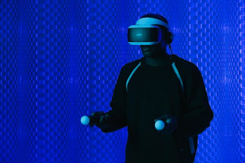 Foto profissional grátis de controle de videogame, de pé, fone de ouvido de realidade virtual