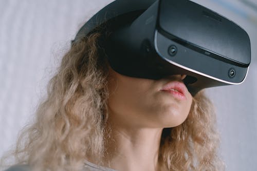 Gratis stockfoto met gekruld haar, mevrouw, virtual reality