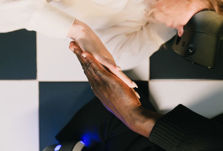 Online dating: starting a conversation on a niche platform