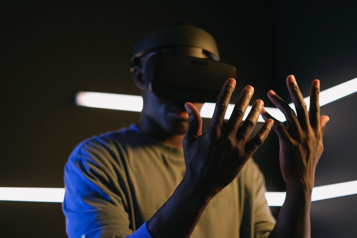 Apprenant portant un casque de réalité virtuelle et interagissant avec un environnement de formation immersif