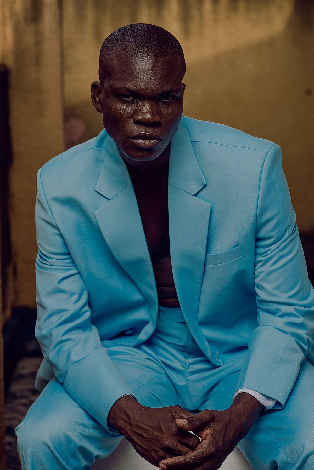 Retrato editorial de homem negro em terno azul vibrante valorizando o tom de pele