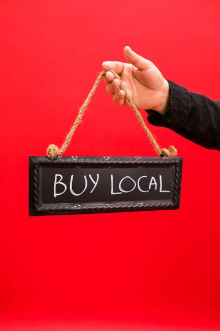 <b>Supporting Local Artisans: Markets and Galleries</b> <b>Supporting Local Artisans: Markets and Galleries</b>
