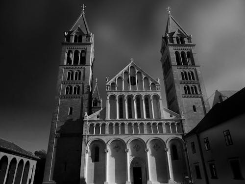 Фотография собора в оттенках серого под низким углом