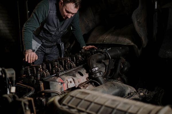 Mechaniker repariert einen Lkw-Motor in der Werkstatt