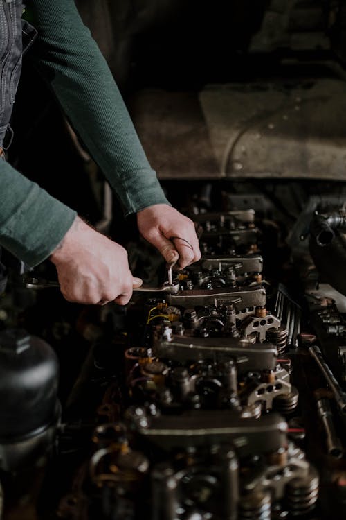 Ilmainen kuvapankkikuva tunnisteilla automekaanikko, jakoavain, kädet