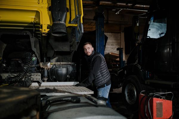 Technicus voert onderhoud uit aan vrachtwagen in werkplaats Garage VT&T Temse