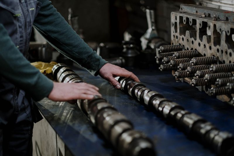 Techniker bei der Maschinenreparatur
