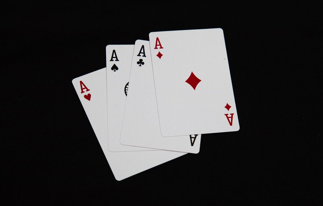 Online Casino Turnier mit Spielern und Live Dealer im Hintergrund