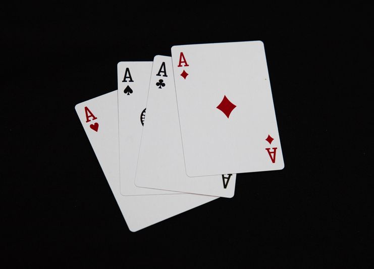 Online Casino: Spielautomaten und Live-Spiele im Überblick