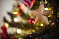 装饰好的圣诞树上，闪闪发光的金星装饰品特写