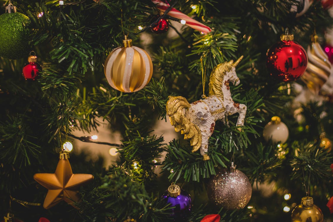 Gratis árbol De Navidad Amarillo, Rojo Y Verde Con Adornos Foto de stock