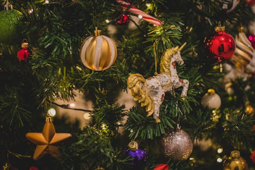 árbol De Navidad Amarillo, Rojo Y Verde Con Adornos