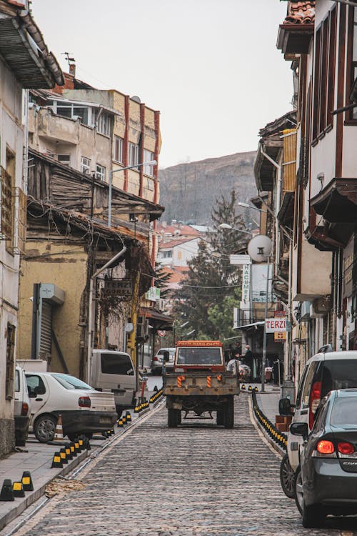 açık hava, arabalar, dikey atış içeren Ücretsiz stok fotoğraf