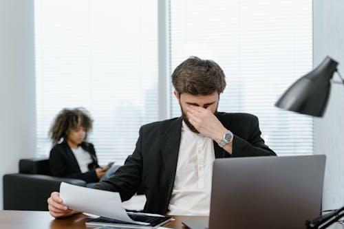 Foto profissional grátis de cobrindo os olhos, colegas de trabalho, computador portátil