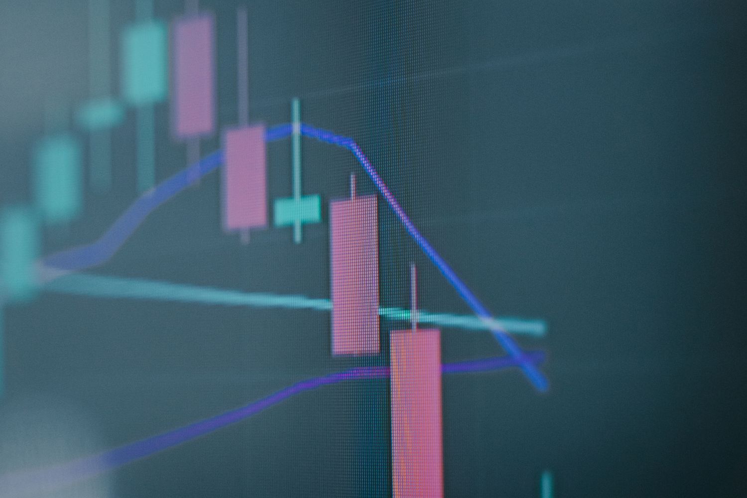Grafik pergerakan harga saham teknologi di layar trading