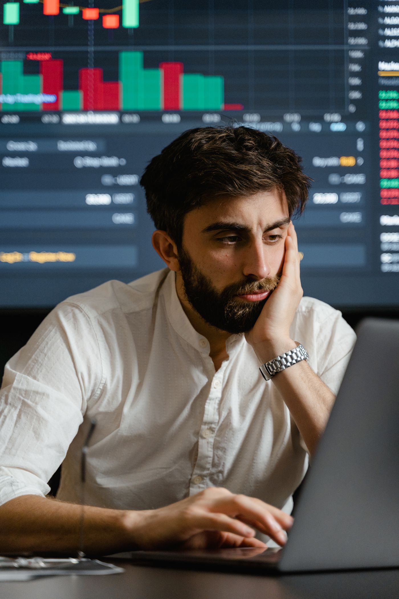 Swing trader analysing financial charts and market participation on laptop