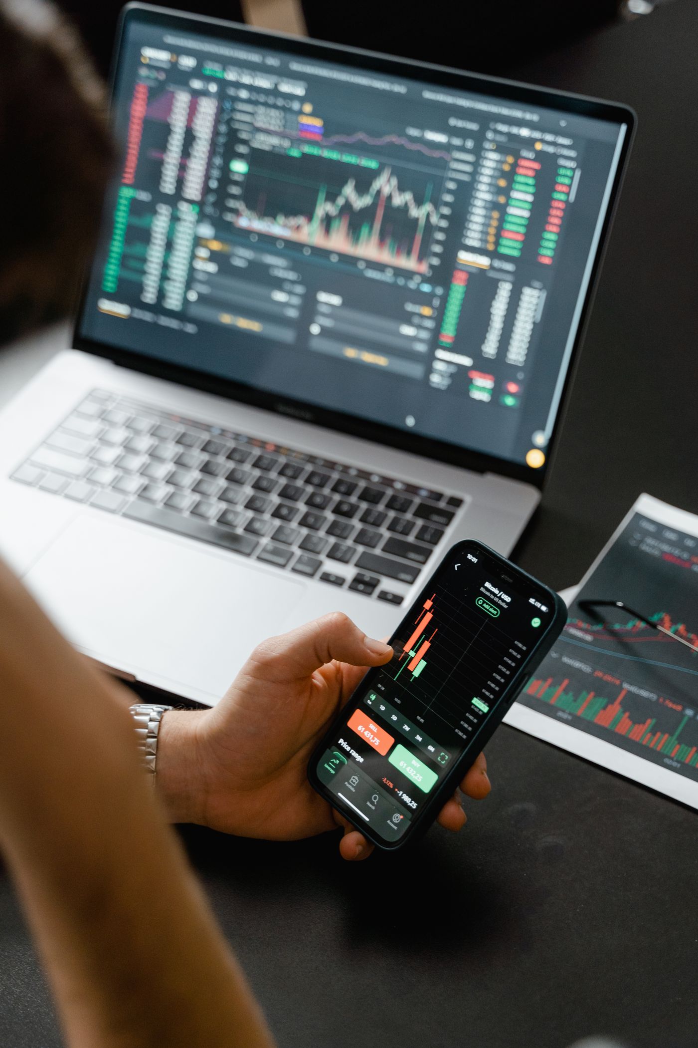 Digital financial portfolio tracking using smartphone and laptop market data
