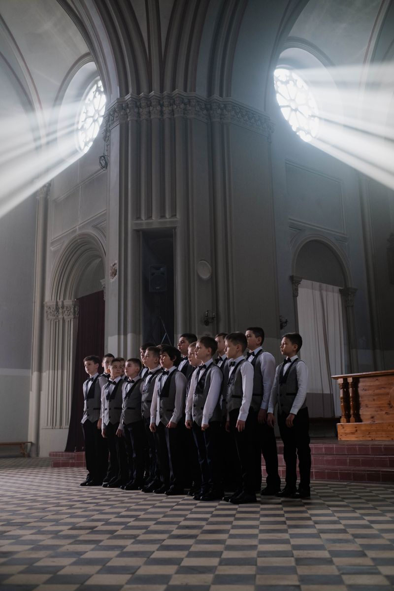 Coro a atuar numa catedral com vitrais