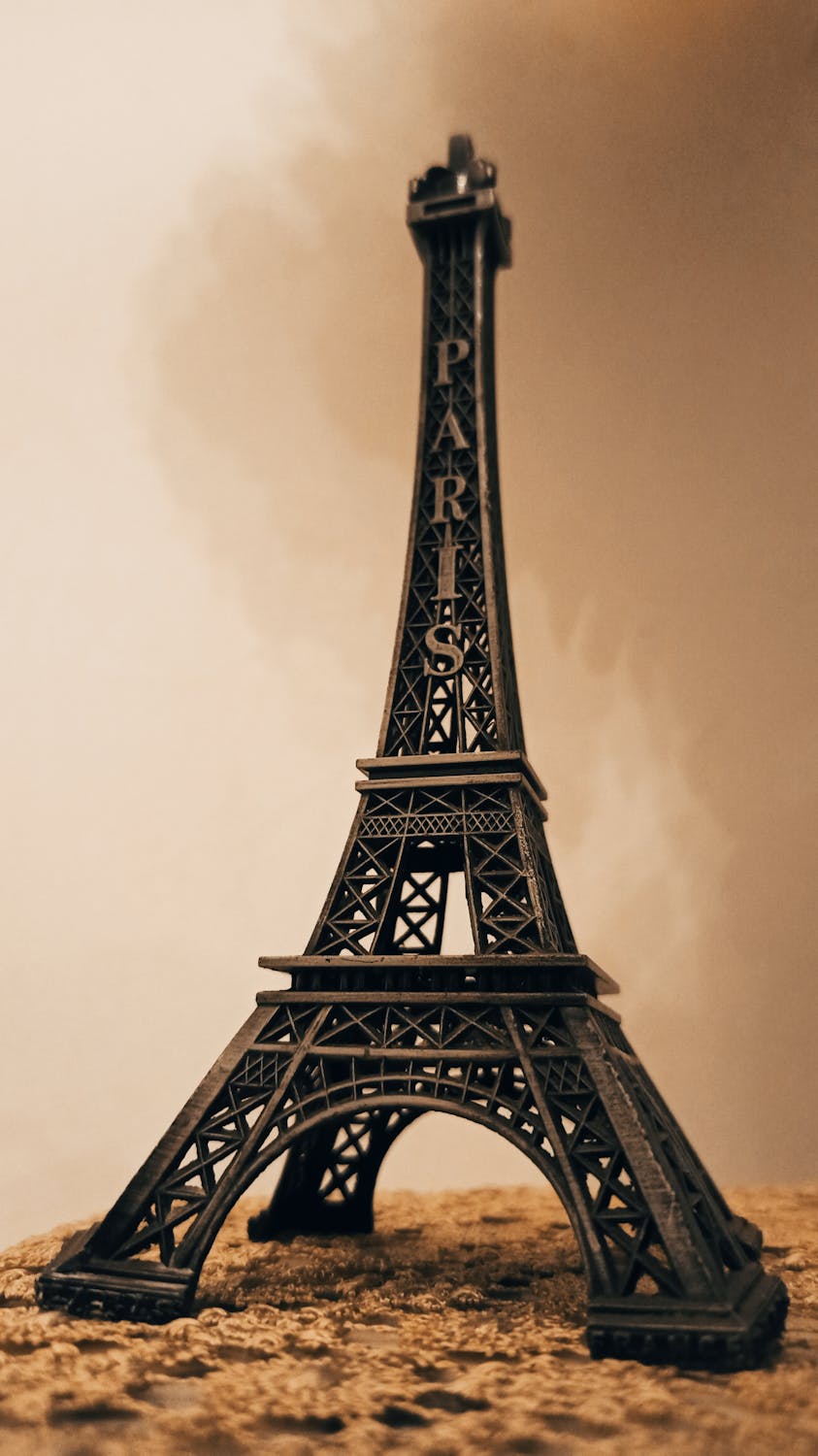 Graphiques financiers et mains travaillant sur un ordinateur, symbolisant le trading d'options.