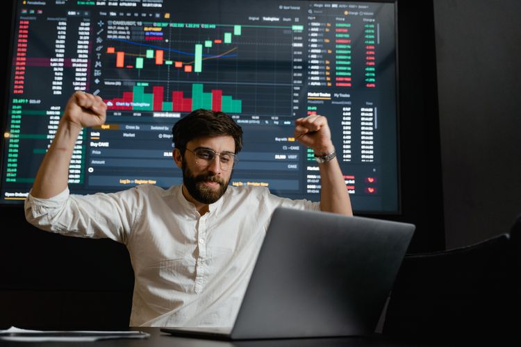 Training room with projected chart showing marked support and resistance levels