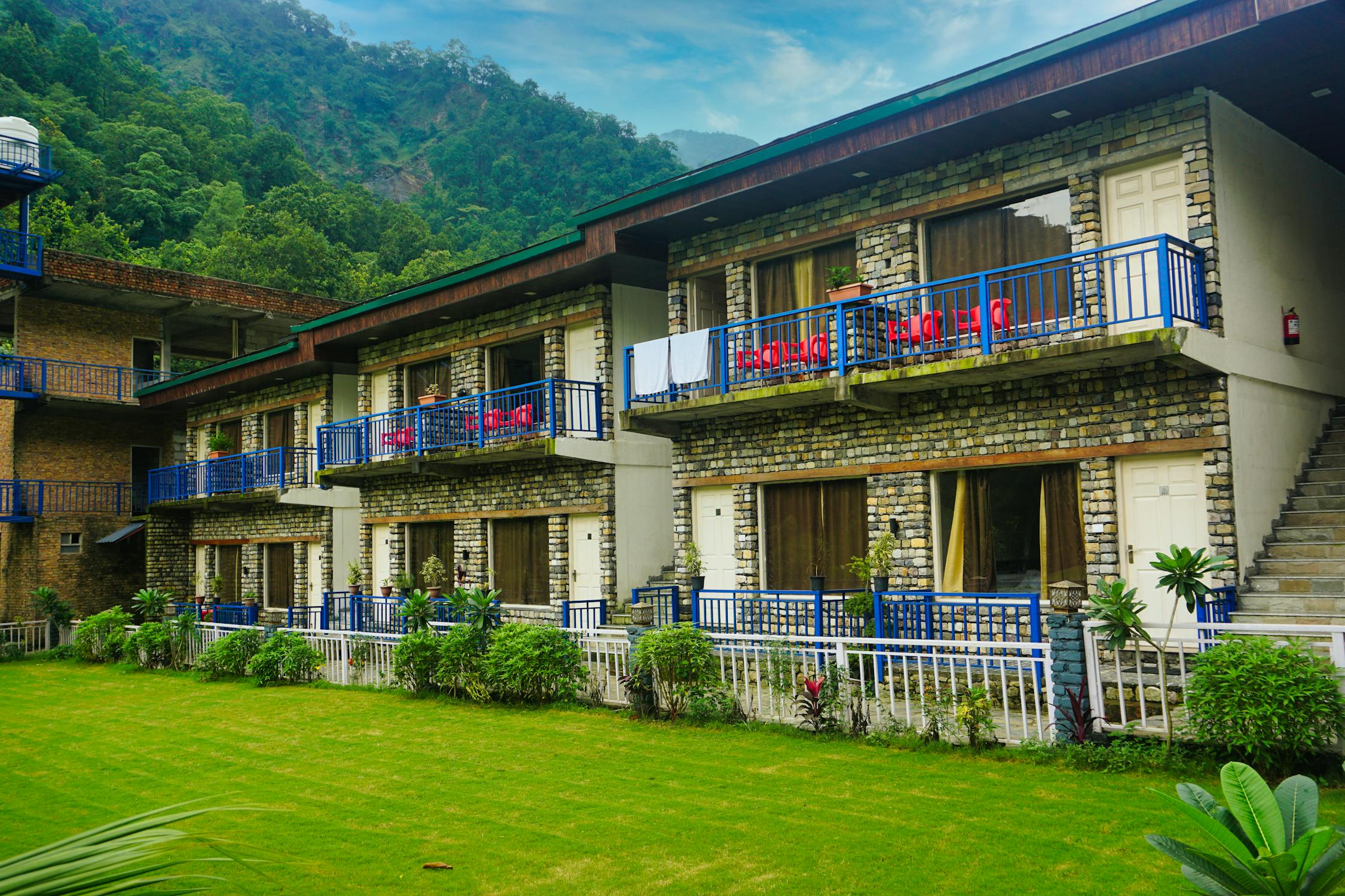 仮想通貨のチャートと投資家が考える様子