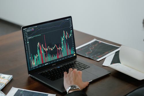 Kostnadsfri bild av aktiemarknaden, anteckningsbok, bärbar dator