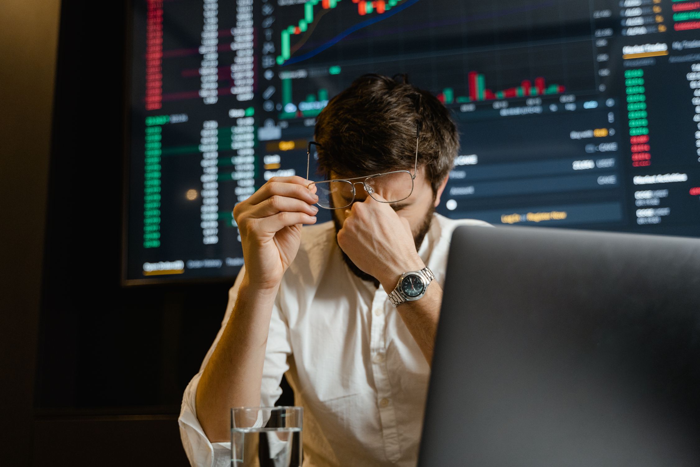 Trader watching screens after a forex robot drawdown — the pattern of early wins followed by account losses