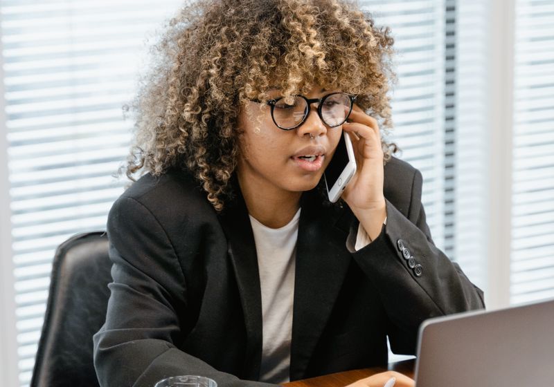 Professionnelle africaine utilisant l'IA au quotidien, PROXIA