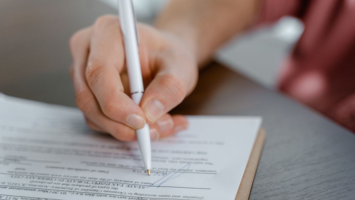Wedding DJ Contract: What to Look For & Red Flags