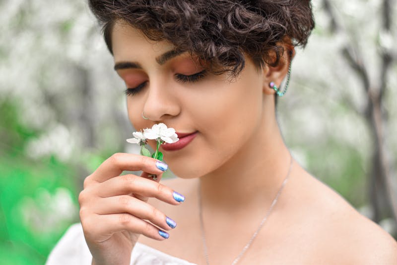 Panel de control digital mostrando gráficos de temperatura y rutas de reparto