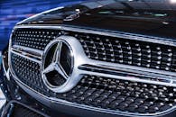 标志性的梅赛德斯·奔驰徽标以详细视图呈现，彰显了奢华与卓越的设计