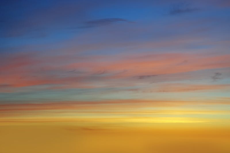 Varios walkie-talkies alineados en una estación de carga dentro de un almacén