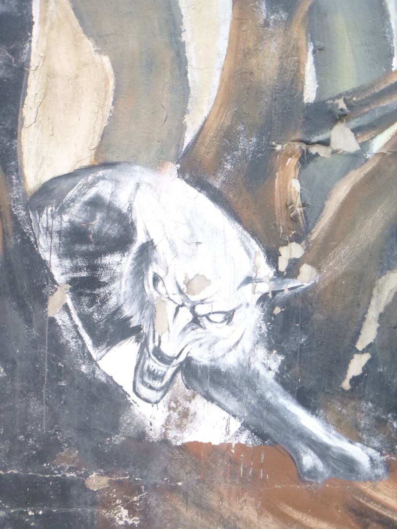 Détail d'un casque de sécurité avec accessoires intégrés : lampe et protection auditive