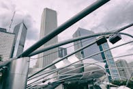 芝加哥天际线的迷人景观充满了未来主义金属结构和摩天大楼