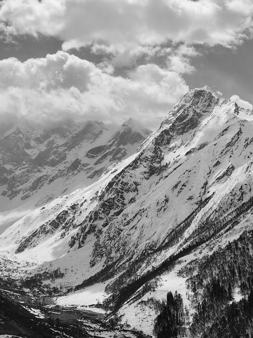 Free Scenery with Snowy Mountains in Black and White Stock Photo