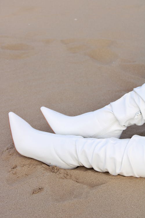 Foto profissional grátis de areia da praia, botas brancas, botas de couro