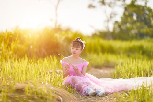 Kostnadsfri bild av asiatisk tjej, flicka, gräs