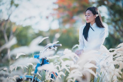 Безкоштовне стокове фото на тему «азіатська жінка, біла сукня, брюнетка»