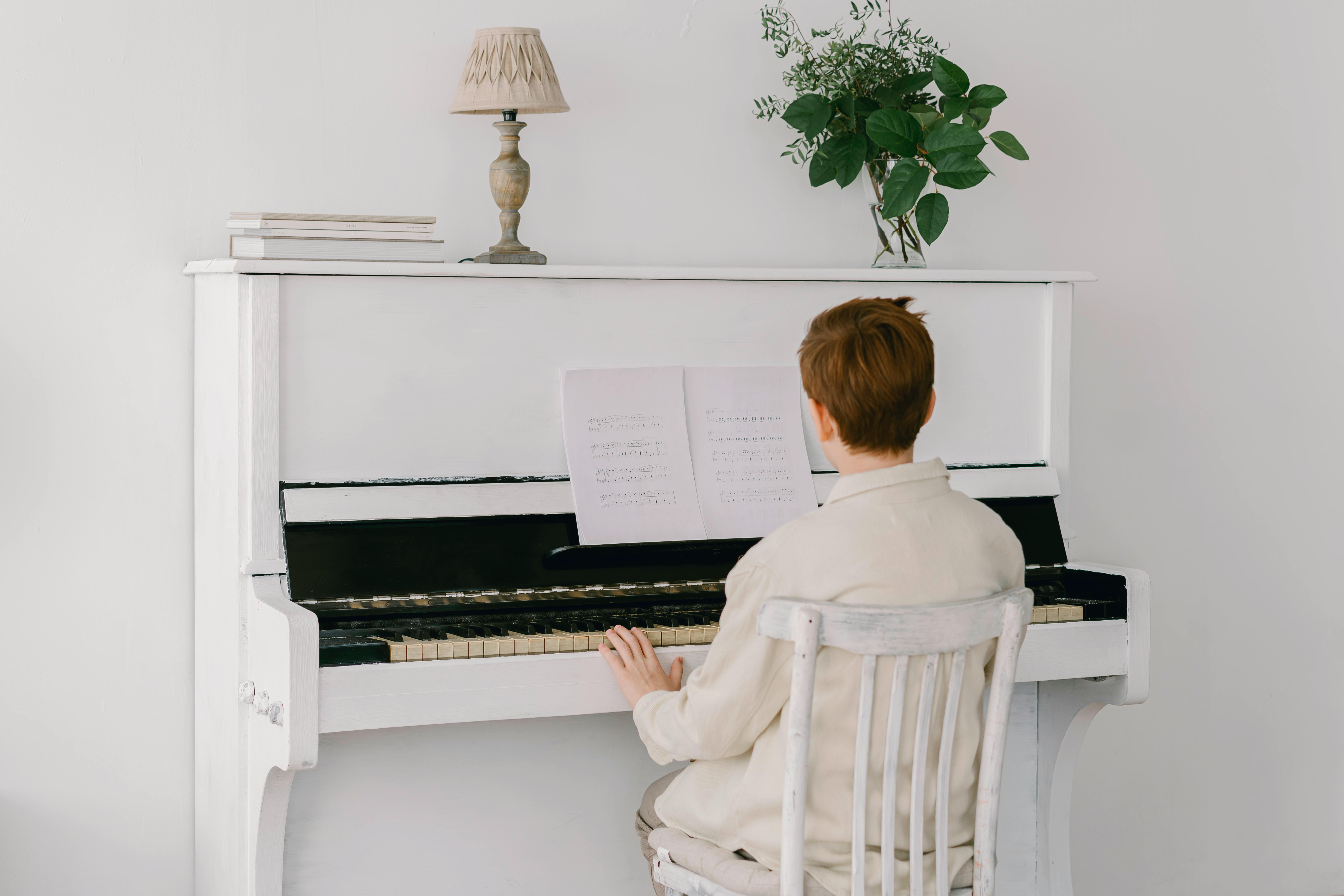 Bocah Muda Duduk sambil Bermain PianoBocah Muda Duduk sambil Bermain Piano  