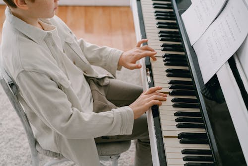 Photos gratuites de être assis, instrument de musique, jouer du piano